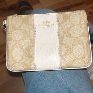 CORNER ZIP WRISTLET IN SIGNATURE COATED CANVAS WITH LEATHER STRIPE F54629